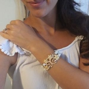 Claire's Pearl Bracelet with Floral Design